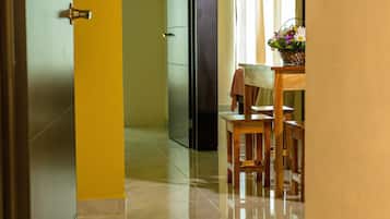 Habitación familiar, 2 habitaciones, balcón, vista a la ciudad | Escritorio, tabla de planchar con plancha, wifi gratis y ropa de cama