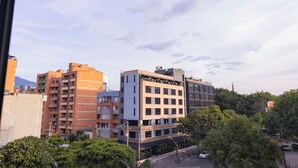 A multi-story building with a flat roof, surrounded by trees and other buildings. - Hotel Balcones de la 70 (Medellín)