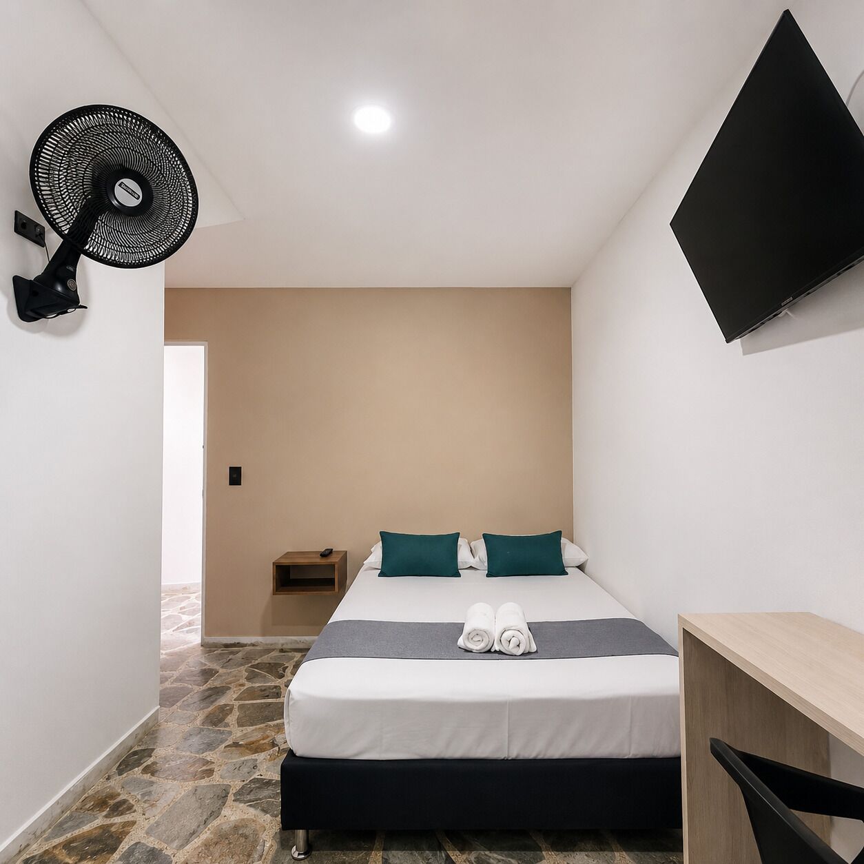 Bureau, Wi-Fi gratuit, draps fournis