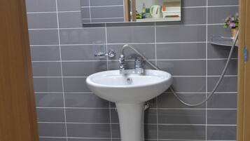 Blue House | Bathroom | Shower, free toiletries, hair dryer, towels