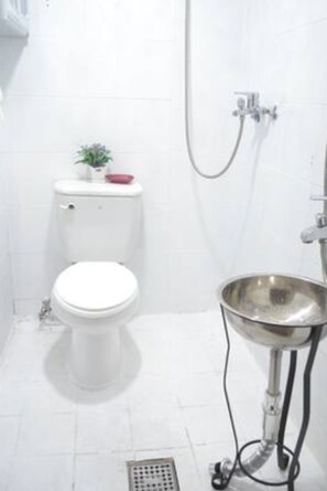 Jenna House | Badrum | Dusch, gratis toalettartiklar, hårtork och tofflor
