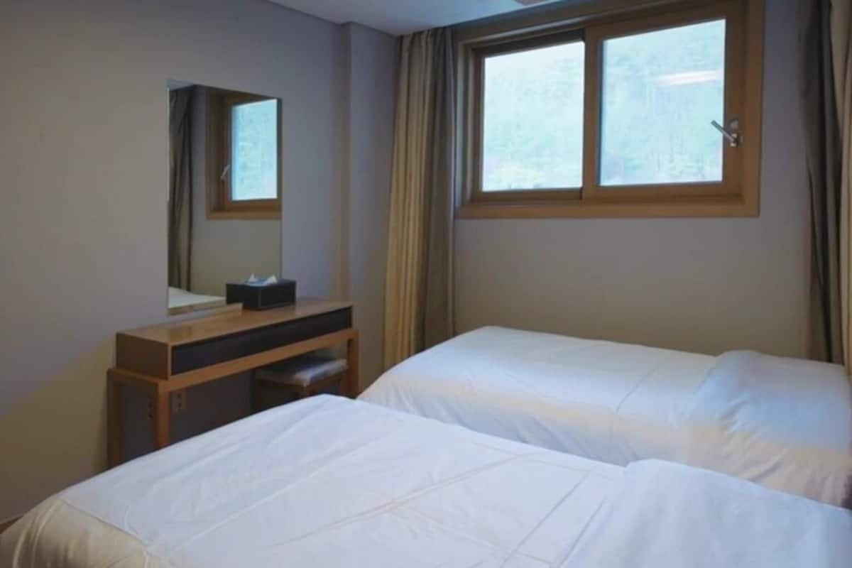 deluxe (base 2 pax, extra person fee charge on site) | 2 bedrooms, free wifi, bed sheets