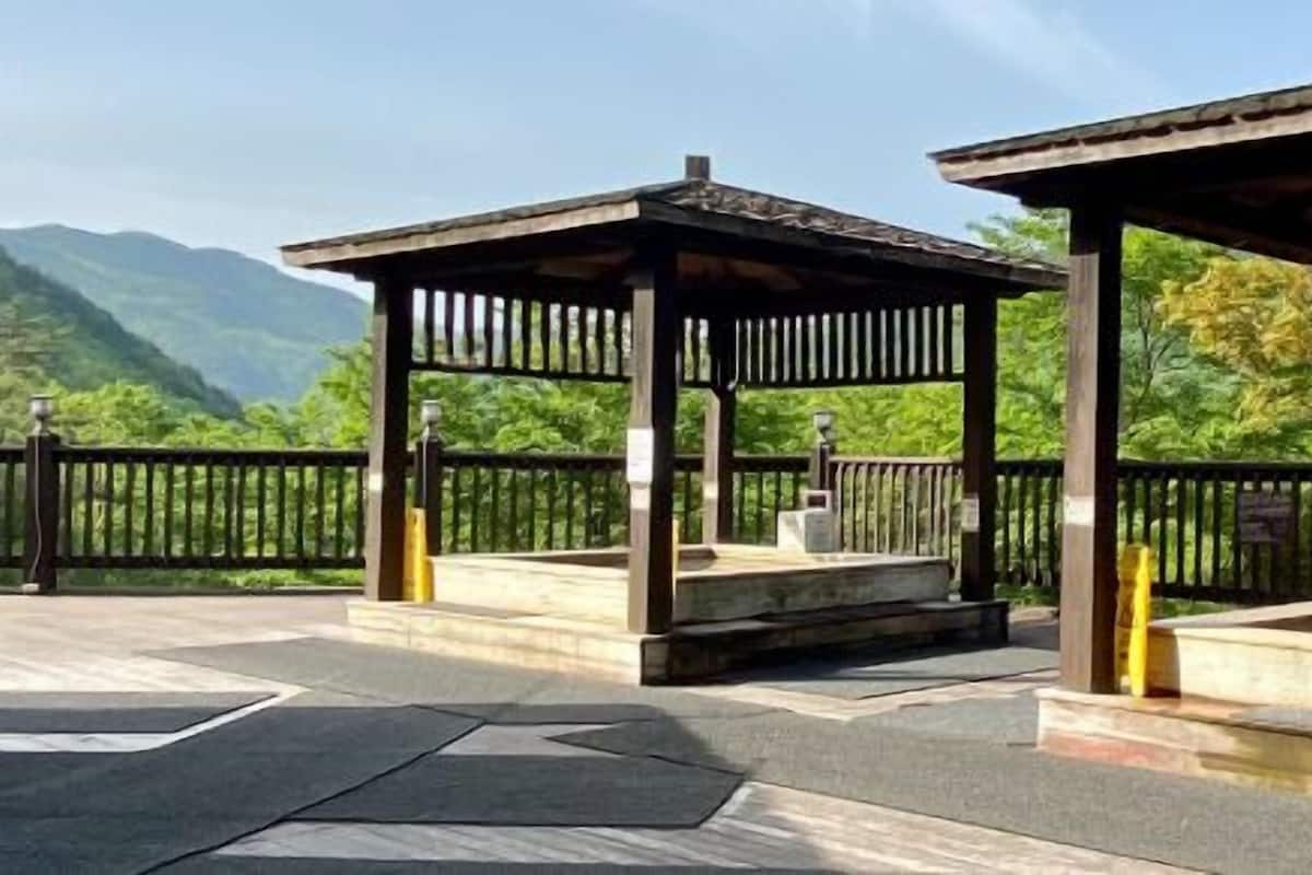 sauna, hot tub, hot springs/mineral springs