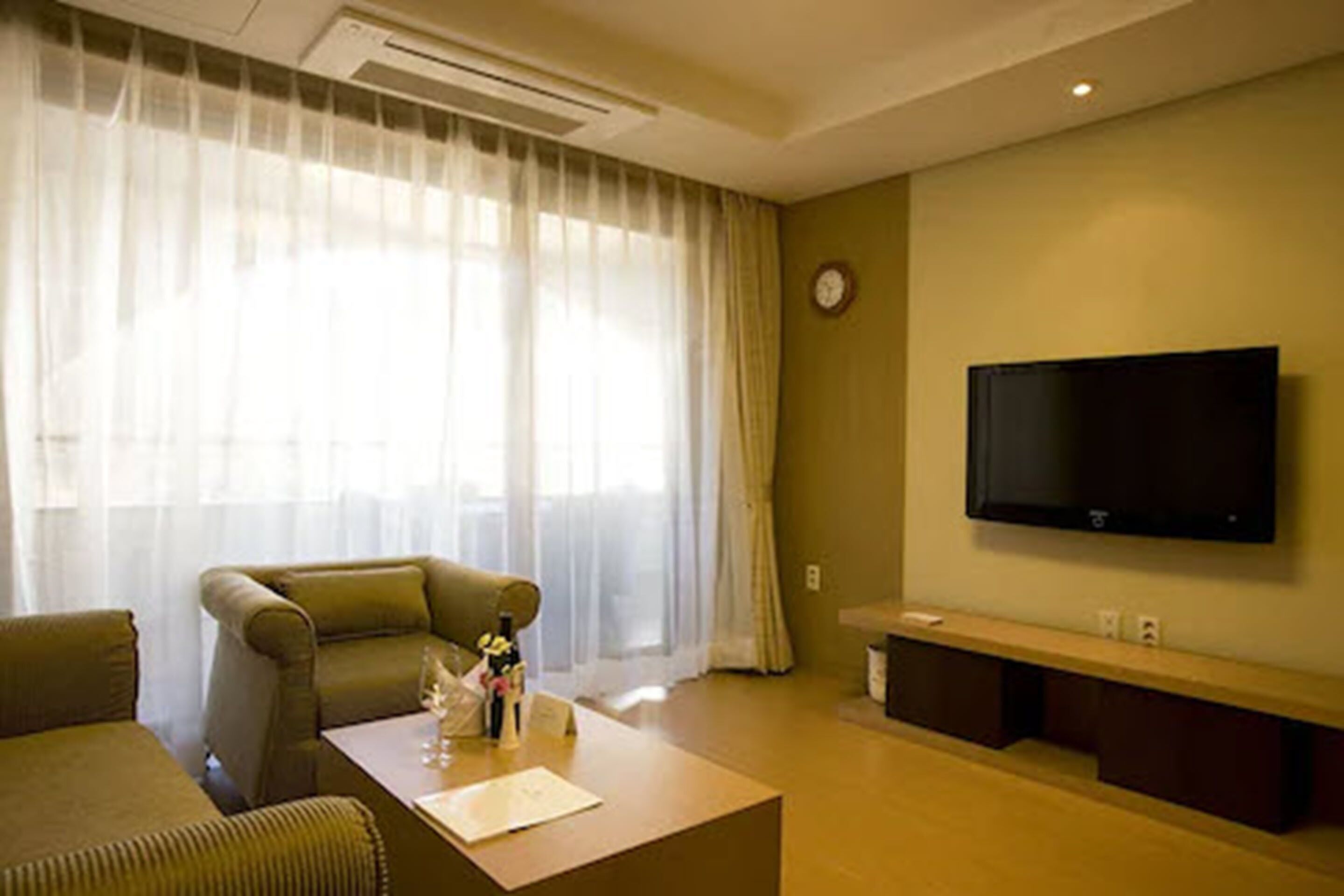 32-inch flat-screen tv with cable channels, tv