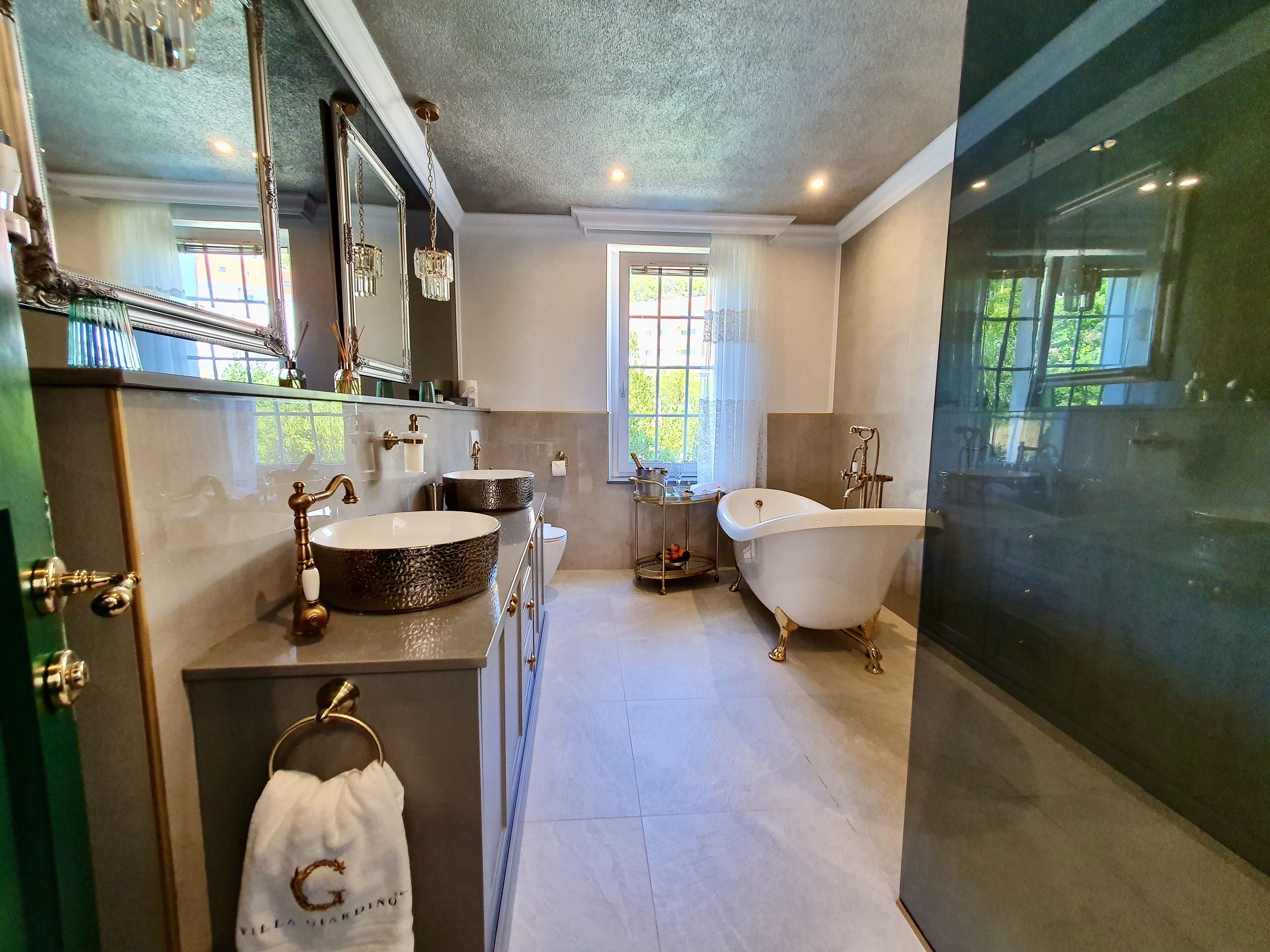 presidential suite | bathroom | free toiletries, hair dryer, towels