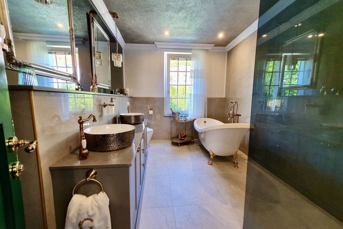 presidential suite | bathroom | free toiletries, hair dryer, towels