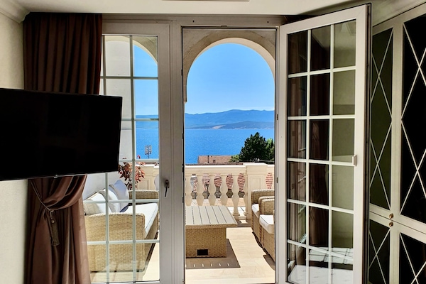 Presidential Suite | Minibar, in-room safe, individually decorated, individually furnished