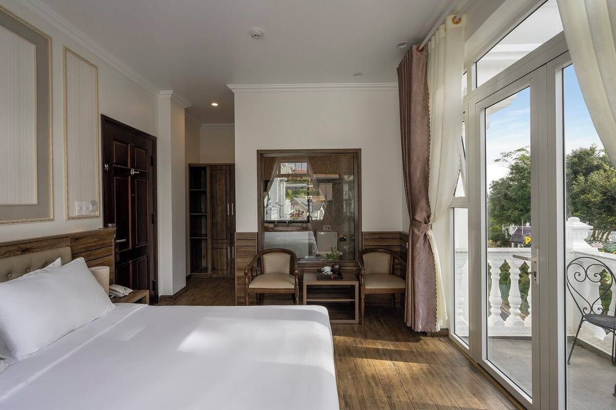 Deluxe Double Room, Courtyard View | Minibar, in-room safe, desk, laptop workspace