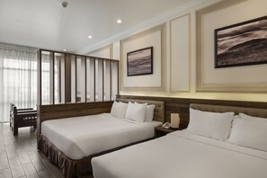Minibar, in-room safe, desk, laptop workspace - New Life Dalat Hotel (Da Lat)