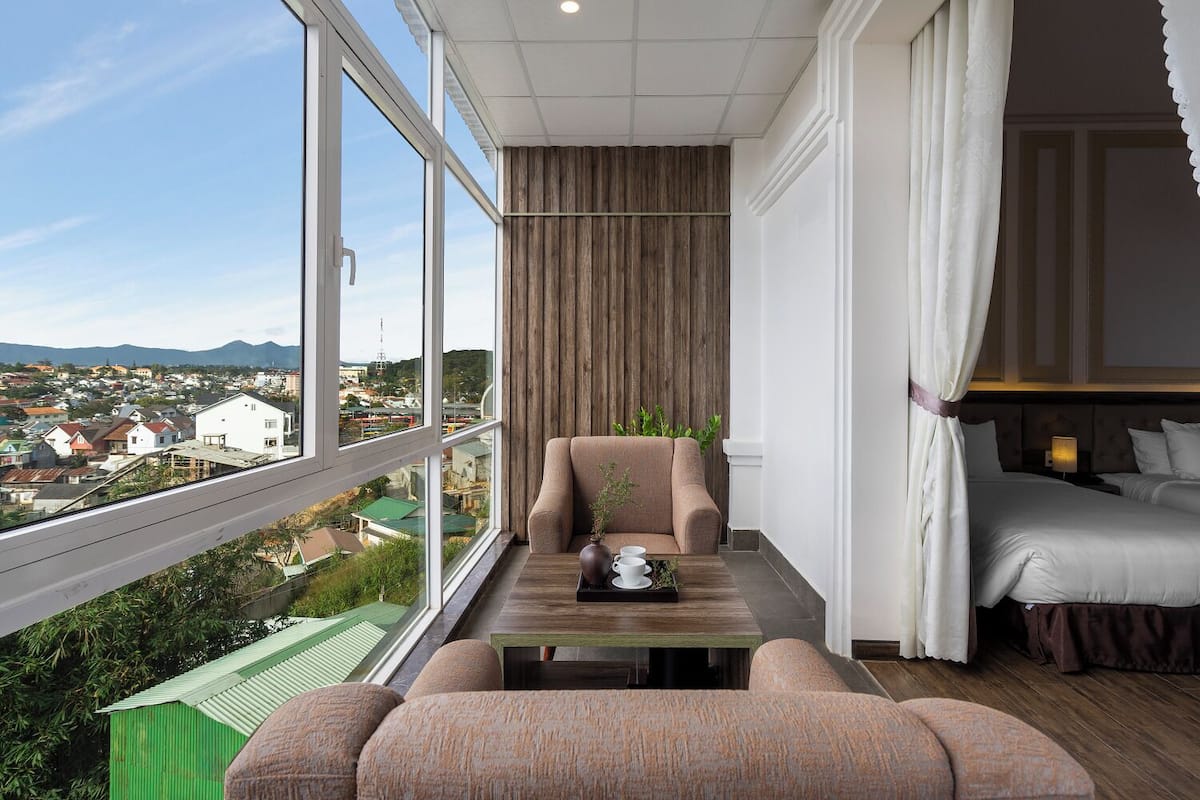 Habitación Deluxe con 2 camas individuales, vista a la ciudad | Minibar, caja de seguridad en la habitación y escritorio