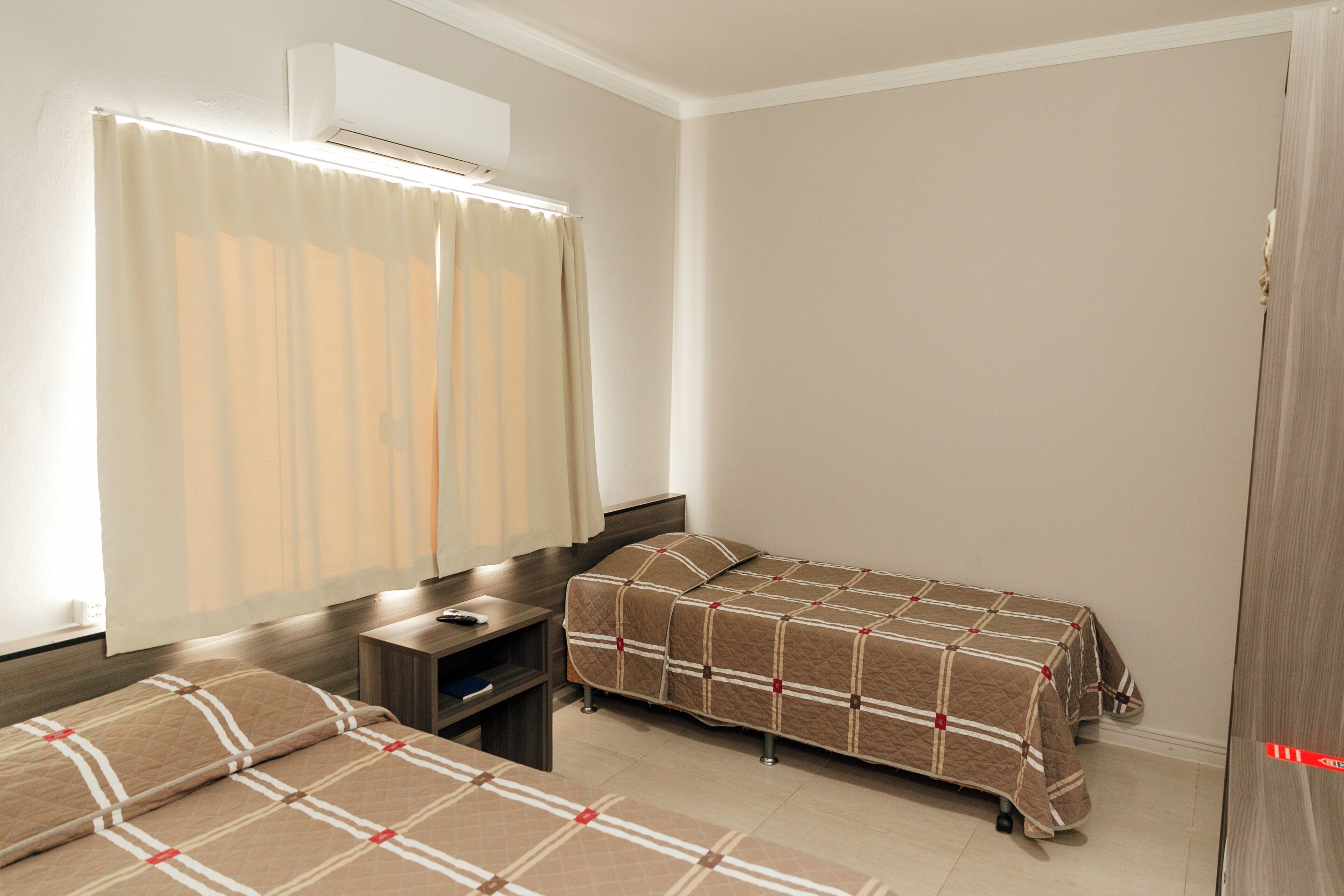 Habitación triple Confort | Minibar, tabla de planchar con plancha, wifi gratis y ropa de cama