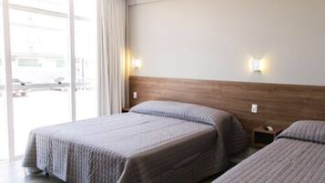 Deluxe-Dreibettzimmer, Mehrere Betten | Minibar, BĂŒgeleisen/BĂŒgelbrett, kostenloses WLAN, BettwĂ€sche