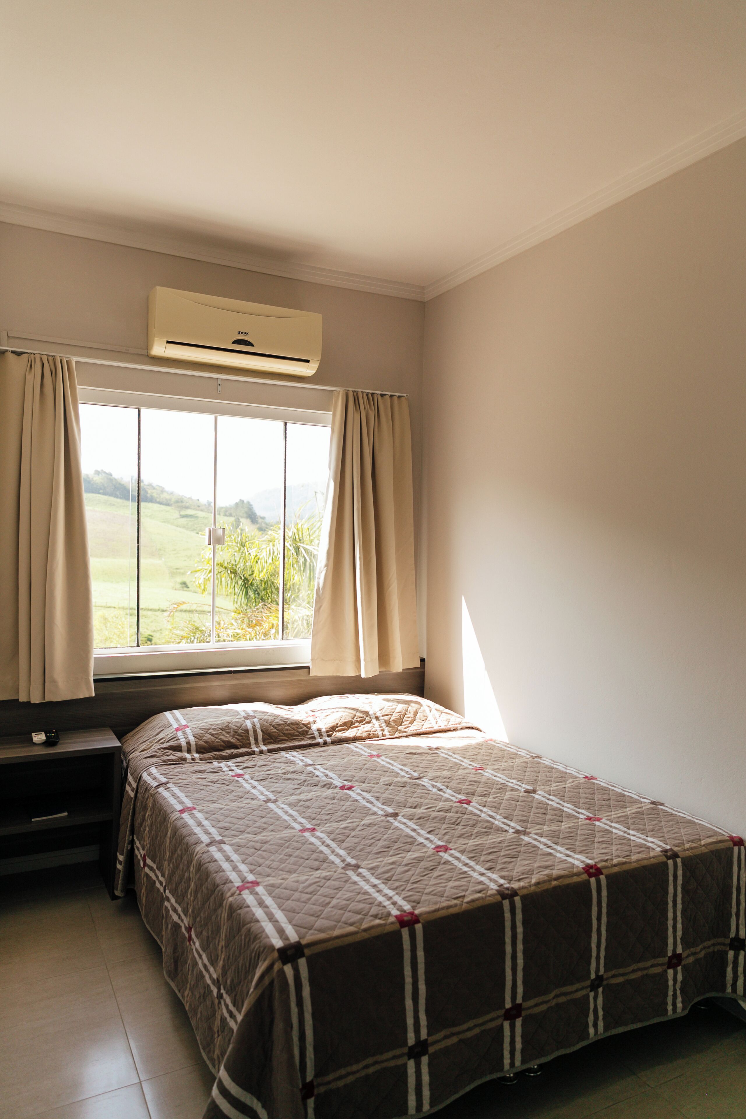 Habitación básica doble | Minibar, tabla de planchar con plancha, wifi gratis y ropa de cama