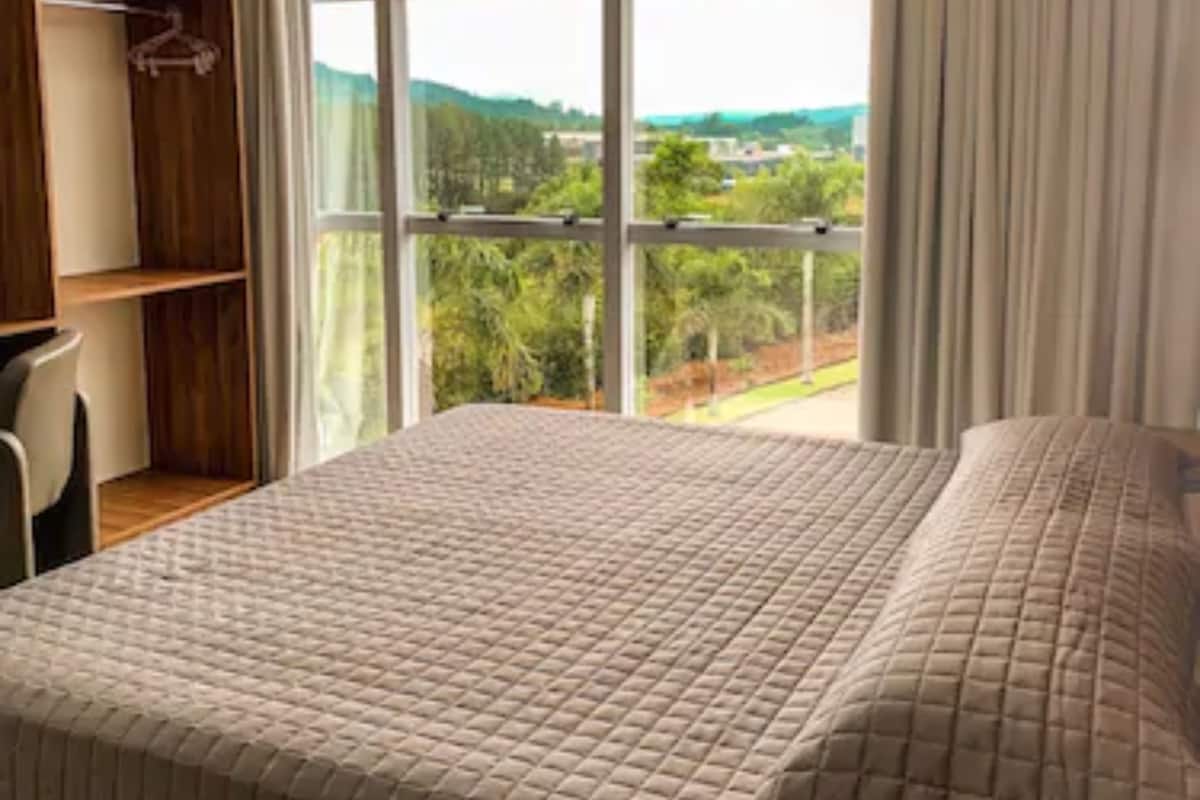 Habitación Deluxe con 1 cama matrimonial o 2 individuales | Minibar, tabla de planchar con plancha, wifi gratis y ropa de cama
