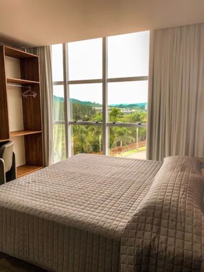 Habitación Deluxe con 1 cama matrimonial o 2 individuales | Minibar, tabla de planchar con plancha, wifi gratis y ropa de cama 