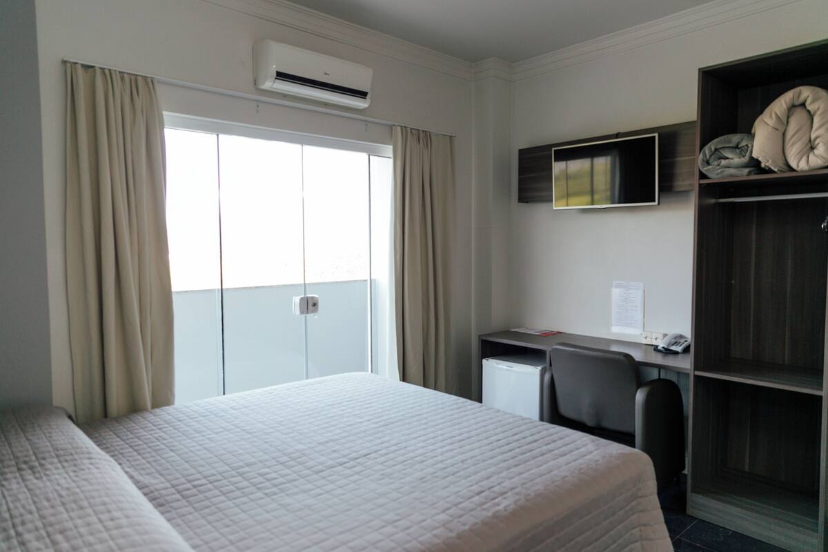 Chambre Confort | Minibar, fer et planche à repasser, accès au Wi-Fi (inclus)