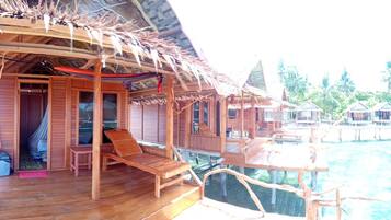 Camera Deluxe con letto matrimoniale o 2 letti singoli, vista mare | Una scrivania, lenzuola