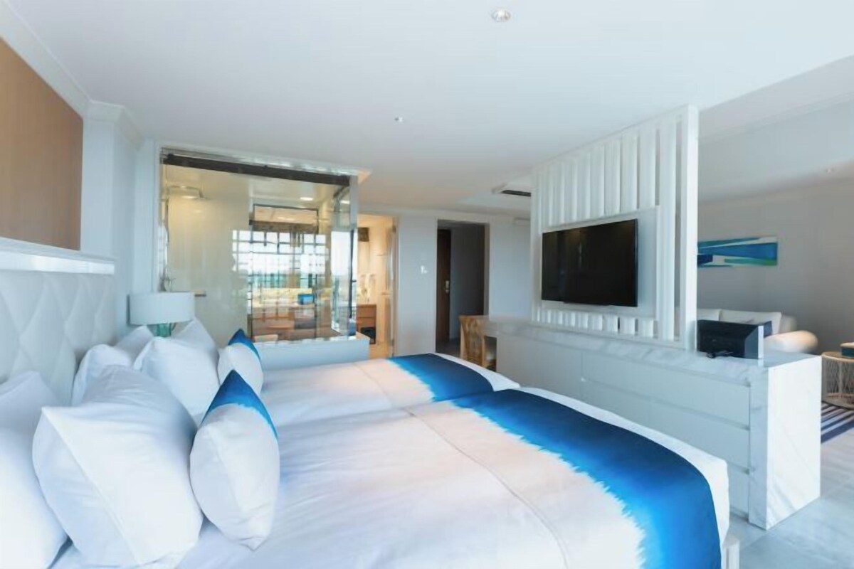 Minibar, in-room safe, blackout drapes, WiFi (free)