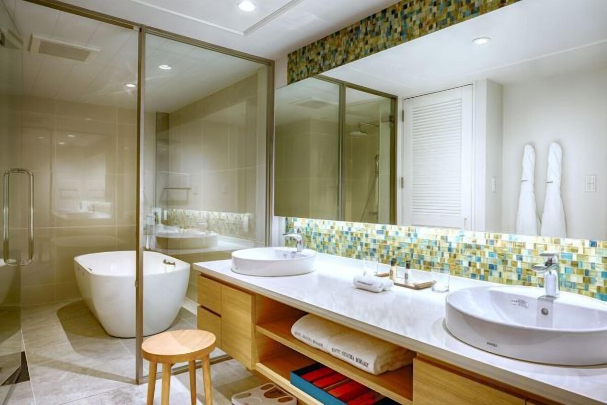 Bathroom | Separate tub and shower, deep soaking tub, free toiletries, hair dryer