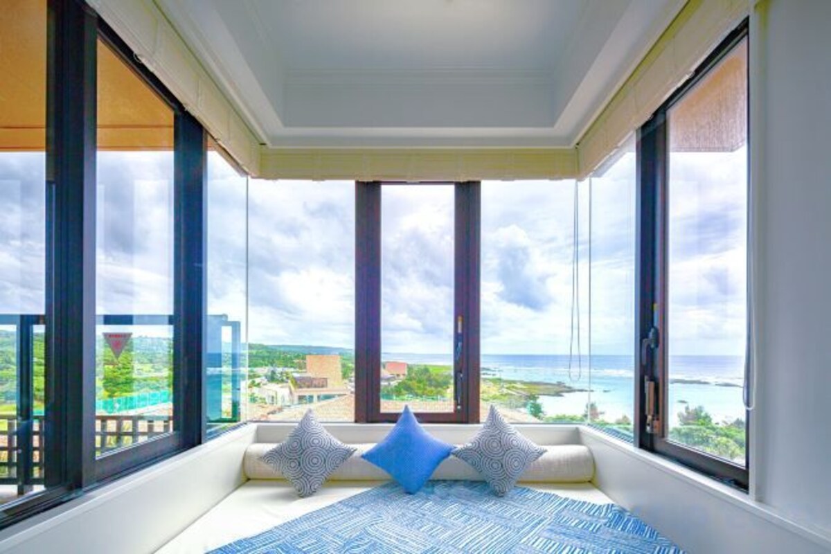 Minibar, in-room safe, blackout drapes, WiFi (free)