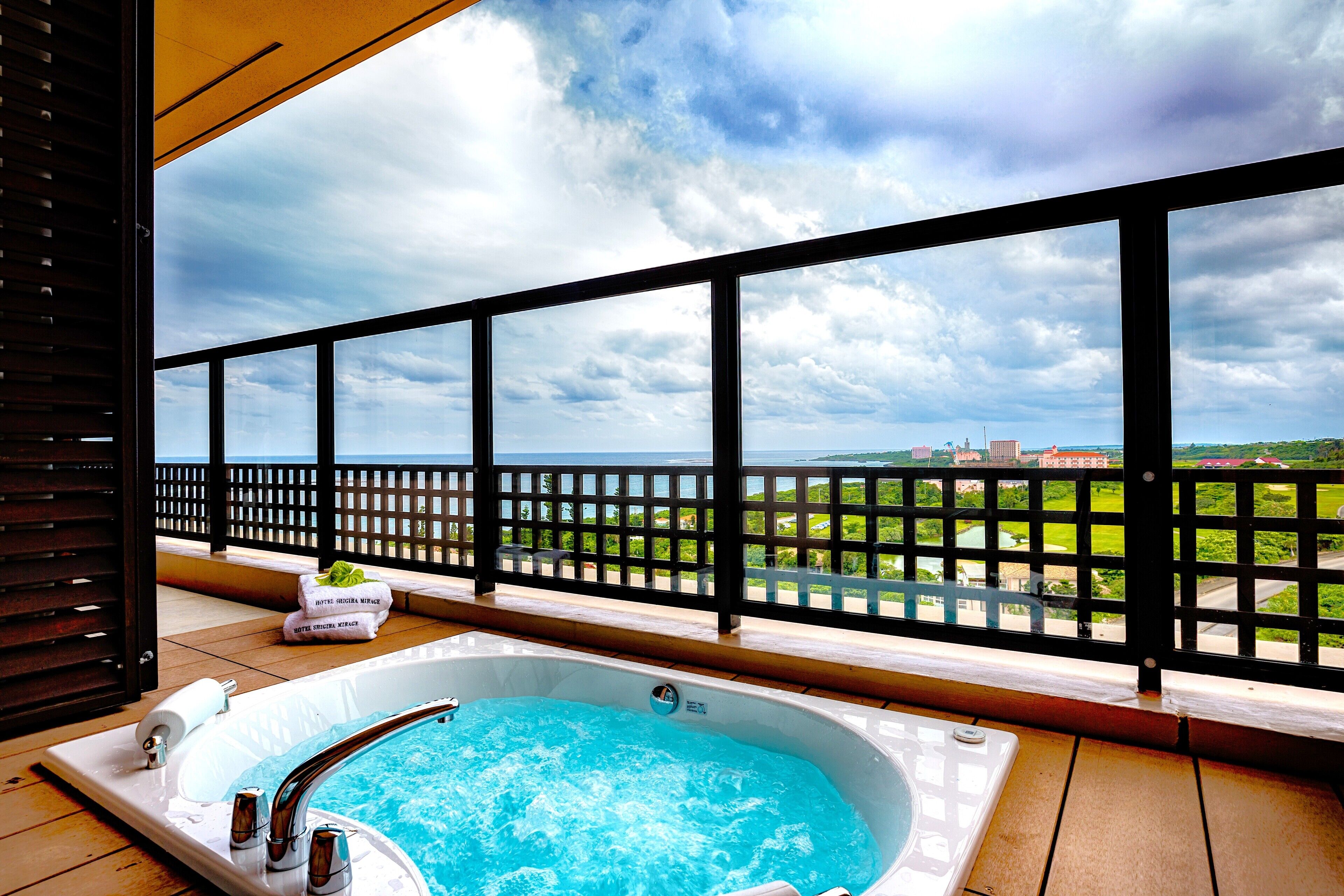 mirage floor deluxe suite, 1 bedroom with lounge access (non smoking) | balcony view