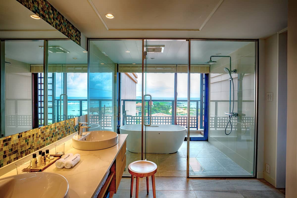 deluxe suite, 1 bedroom (non smoking) | bathroom | separate bathtub and shower, deep-soaking bathtub, free toiletries