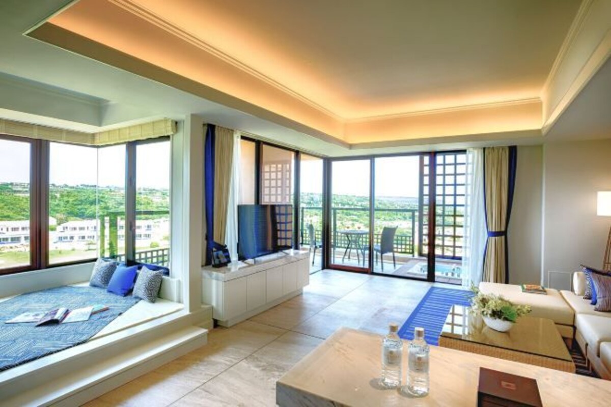 Living area | 50-inch flat-screen TV with digital channels, TV