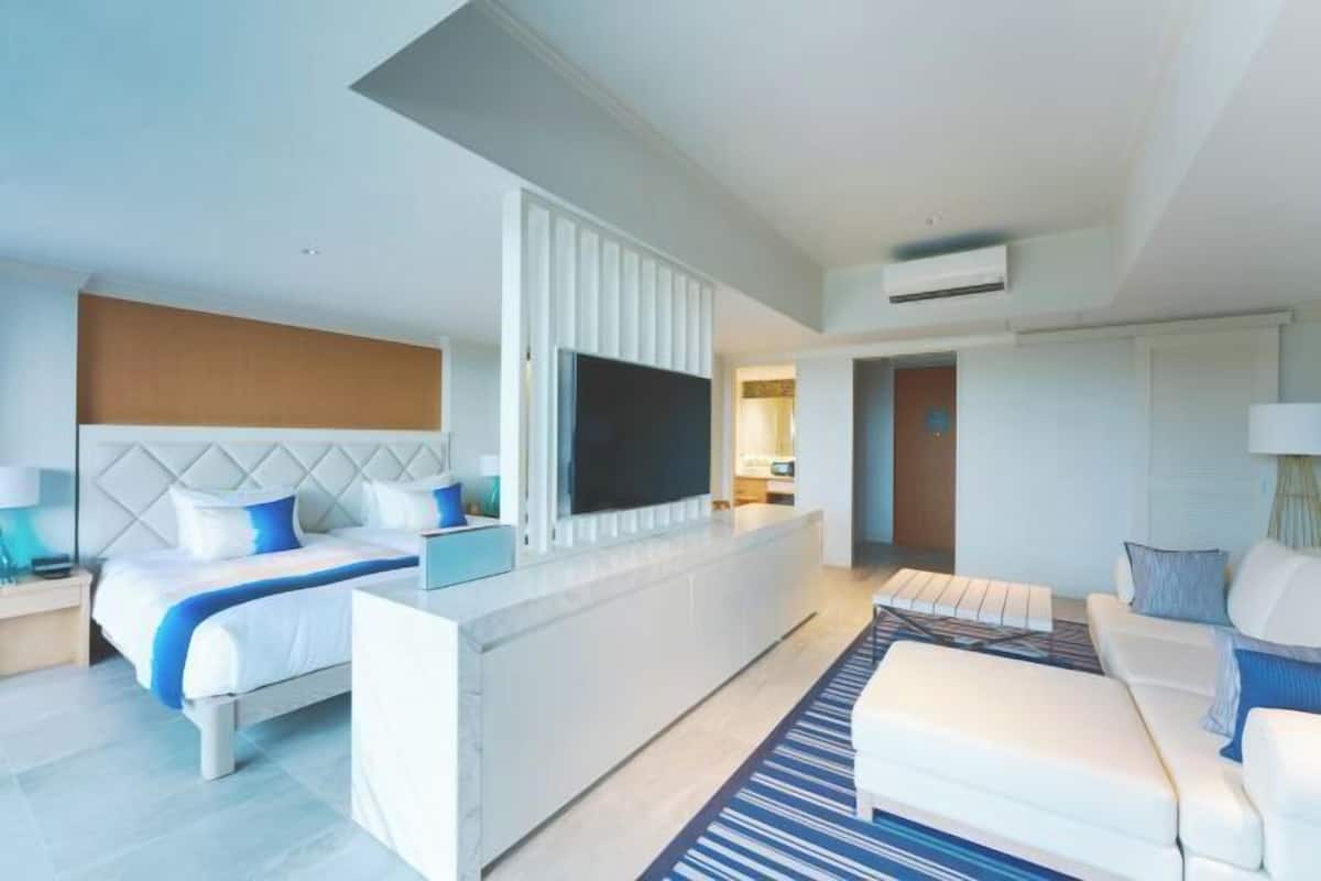 Minibar, in-room safe, blackout drapes, WiFi (free)