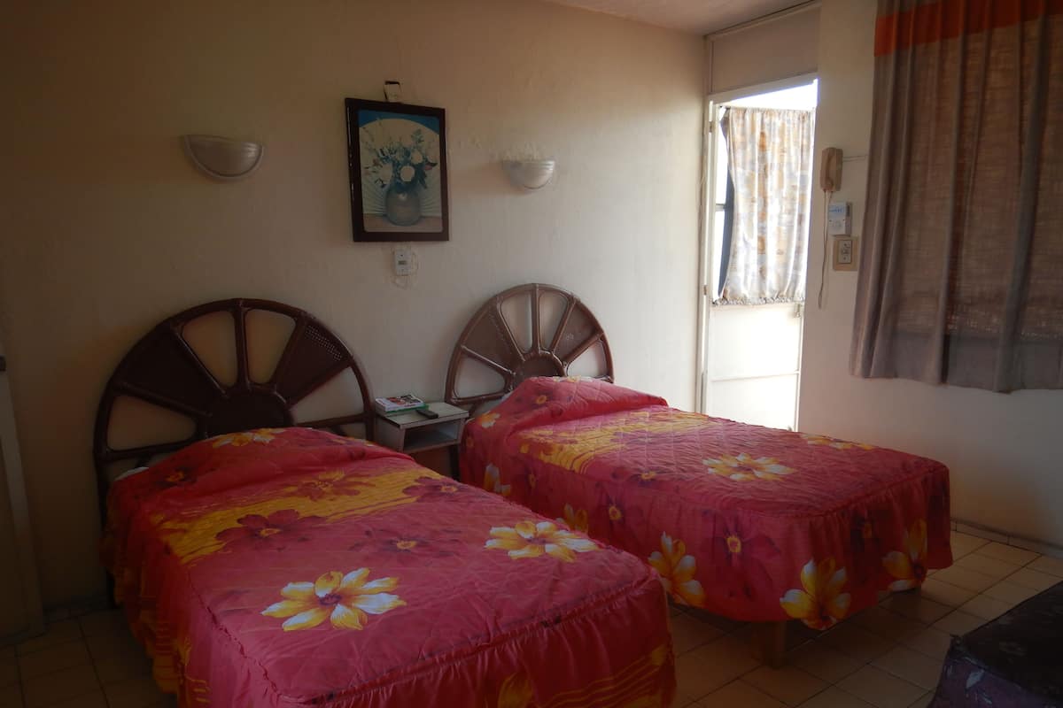 Habitación básica con 2 camas individuales, 2 camas individuales, para fumadores | Wifi gratis y ropa de cama