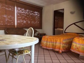 Appartement familial, Plusieurs lits, fumeur, vue partielle sur la mer | Repas dans la chambre