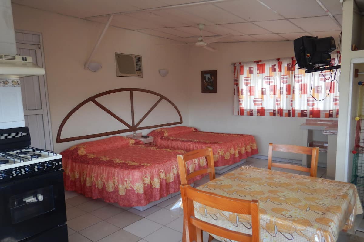 Estudio básico, 2 camas Queen size, para fumadores, vista parcial al océano | Wifi gratis y ropa de cama