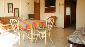Family Suite, Multiple Beds, Smoking, Partial Ocean View | WiFi (free), bed sheets - Hotel Suites Licha Acapulco (Acapulco)
