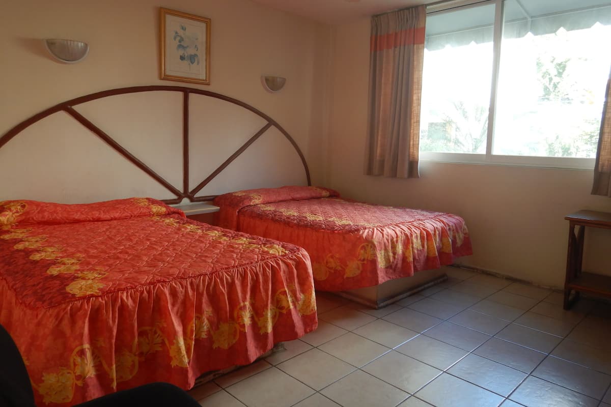 Suite familiar, varias camas, para fumadores, vista parcial al océano | Wifi gratis y ropa de cama