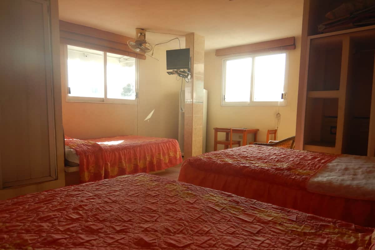 Habitación triple básica, varias camas, para fumadores, vista parcial al océano | Wifi gratis y ropa de cama
