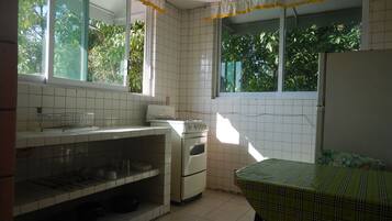 Suite familiar, varias camas, para fumadores, vista parcial al océano | Cocina privada