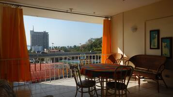 Suite familiar, varias camas, para fumadores, vista parcial al océano | Vista desde la habitación