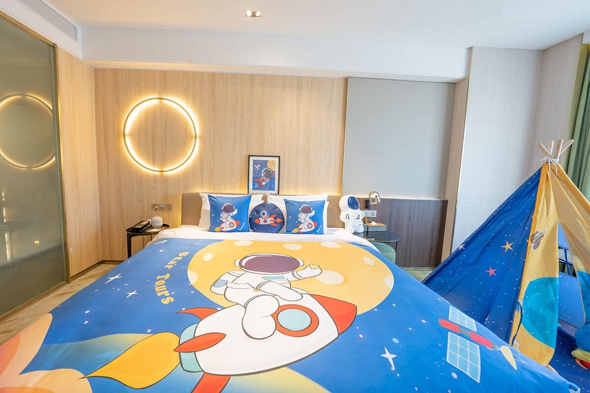 Family Double Room | Minibar, individually decorated, individually furnished, desk