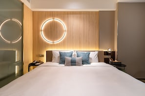 Business Double Room | Minibar, individually decorated, individually furnished, desk