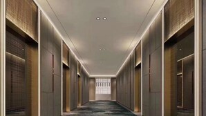 A long, narrow hallway with a patterned carpet and recessed lighting. - Anban Hotel (Shenzhen)
