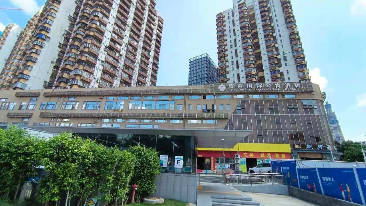 Un hotel con varios pisos, fachada moderna y un cartel que indica que es un hotel internacional.