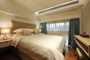 セーフティボックス (室内)、デスク、遮光カーテン、WiFi (無料)