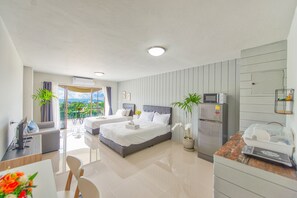 Phòng 2 giường đơn Deluxe, quang cảnh núi | Khu phòng khách | TV màn hình phẳng, Netflix 