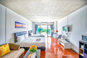 Studio Suite Deluxe, quang cảnh núi | Khu phòng khách | TV màn hình phẳng, Netflix 