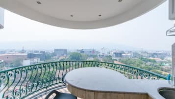 Studio Suite Premium, pemandangan gunung | Dapur pribadi | Lemari es besar, microwave, kompor, dan ketel listrik