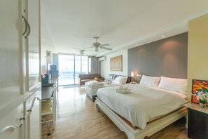 Suite Studio Premium, vue montagne | Coffres-forts dans les chambres, ameublement personnalisé, bureau