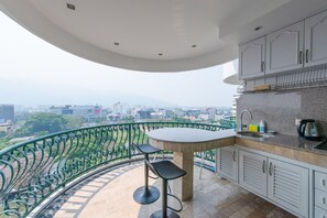 Suite estudio Premium, vista a la montaña | Vista del balcón