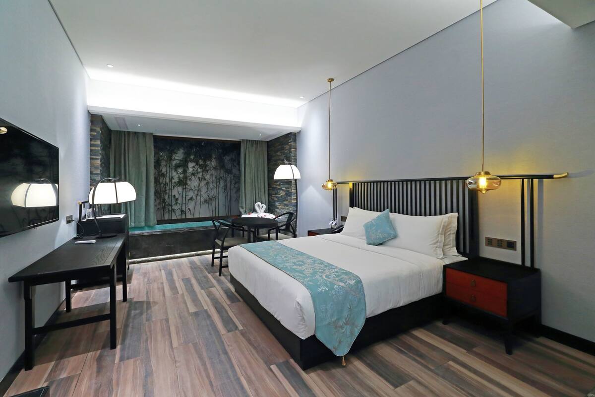 Elite Double Room | Desk, blackout curtains, soundproofing, free WiFi