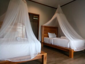 Deluxe Twin Room | Bathroom | Shower, free toiletries, towels - Emir surfcamp (Pekutatan)