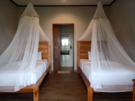 Escritorio, sistema de insonorización y ropa de cama