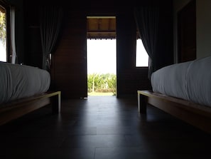 Deluxe Twin Room | Desk, soundproofing, bed sheets - Emir surfcamp (Pekutatan)